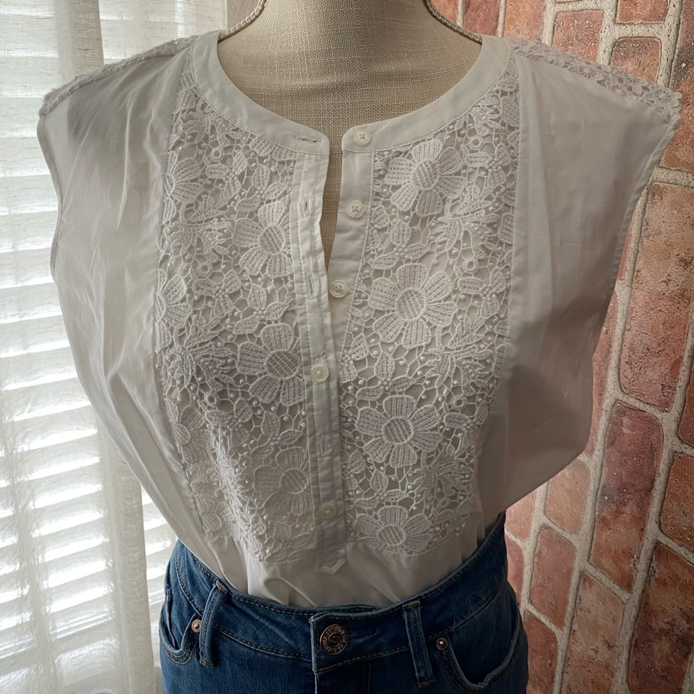 Talbots Sleeveless White Shell Blouse Flower Detailing NWT Size Small